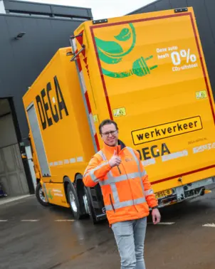 Bjorn met elektrische vrachtwagen