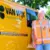 Medwerker Groen met bus